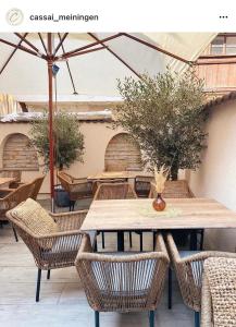 une table et des chaises avec un vase au-dessus dans l'établissement CASA CASSAI - Casa Milo, à Meiningen