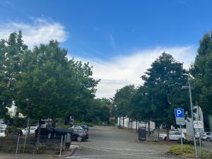 ein Parkplatz mit Autos auf einem Parkplatz in der Unterkunft FW am Park 1 in Holzminden