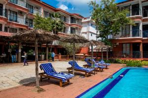 Bazén v ubytování Pride Sun Village Resort & Spa nebo v jeho okolí