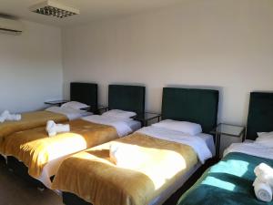 Postel nebo postele na pokoji v ubytování Hotel Świt