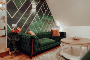 um sofá verde numa sala de estar com um mural de parede em Rataskaevu Boutique - 7 Unique Apartments em Talin