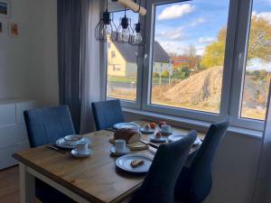 stół jadalny z krzesłami i stół z jedzeniem w obiekcie Ferienwohnung am Teutoburger Wald 
