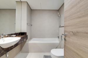 y baño con lavabo, aseo y bañera. en Primestay - Nasayem Avenue in Mirdif Hills, en Dubái