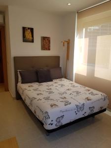 1 dormitorio con 1 cama en una habitación con ventana en HR PARADISE RESIDENCIAL LOIX en Benidorm