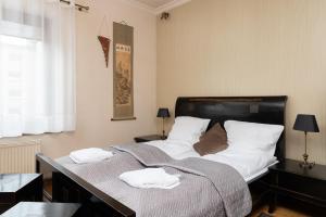 sypialnia z łóżkiem i dwoma ręcznikami na nim w obiekcie Gdynia Centrum Wyjątkowy Apartament przy Promenadzie z Balkonem by Noclegi Renters w mieście Gdynia