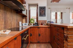 Kuchnia lub aneks kuchenny w obiekcie Gdynia Centrum Wyjątkowy Apartament przy Promenadzie z Balkonem by Noclegi Renters