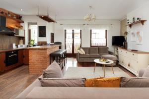 salon z kanapą i stołem w obiekcie Gdynia Centrum Wyjątkowy Apartament przy Promenadzie z Balkonem by Noclegi Renters w mieście Gdynia