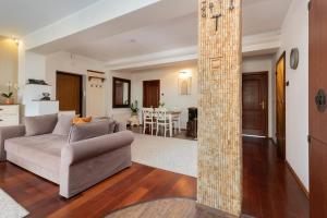 Część wypoczynkowa w obiekcie Gdynia Centrum Wyjątkowy Apartament przy Promenadzie z Balkonem by Noclegi Renters