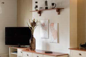 Telewizja i/lub zestaw kina domowego w obiekcie Gdynia Centrum Wyjątkowy Apartament przy Promenadzie z Balkonem by Noclegi Renters