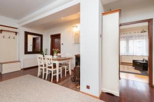 Zdjęcie z galerii obiektu Gdynia Centrum Wyjątkowy Apartament przy Promenadzie z Balkonem by Noclegi Renters w mieście Gdynia