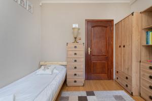 Łóżko lub łóżka w pokoju w obiekcie Gdynia Centrum Wyjątkowy Apartament przy Promenadzie z Balkonem by Noclegi Renters