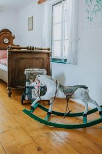a toy horse pulling a wagon in a bedroom at Chalupa Skála 1827 in Skála