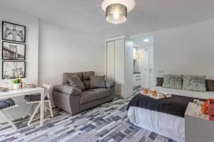 Posezení v ubytování 797 Holiday Rentals - Moderno estudio en Iris para 2 con piscinas + 18 fotografií