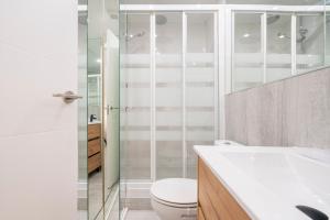 A bathroom at For You Rentals Glorieta de Bilbao apartment TEMPORAL EGU4 Még 10 kép