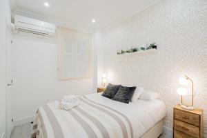 A bed or beds in a room at For You Rentals Glorieta de Bilbao apartment TEMPORAL EGU4