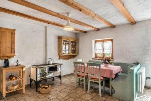 Sant’Orsola的住宿－Baita Al Rossat，一间厨房,里面配有桌椅