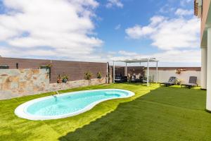 una piscina en medio de un patio en Villa Samperez Piscina Jardin 5 Dormitorios 12 Personas, en Las Palmas de Gran Canaria