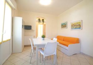 瓦达Appartamenti Manuela的带桌子和沙发的餐厅