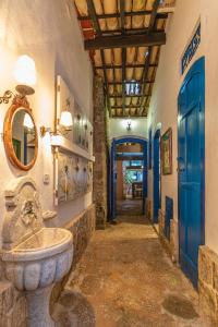 a bathroom with a stone sink in a hallway at Casa rústica centenária no Centro Histórico de Paraty - Wifi 120MB in Paraty