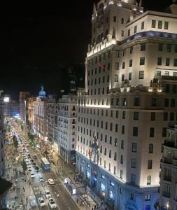 een uitzicht op een stad 's nachts met auto's bij HABITACION EN CHUECA, CENTRO DE MADRID in Madrid
