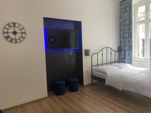 sypialnia z łóżkiem i telewizorem z płaskim ekranem w obiekcie Apartamenty Mikubo Wrocław we Wrocławiu