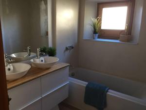 Kúpeľňa v ubytovaní Casa pareada en Ger con excelentes vistas