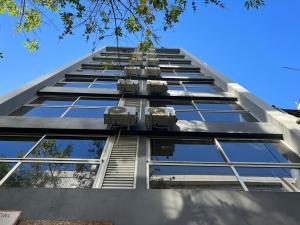 un edificio alto con ventanas y aire acondicionado en Av 9 de Julio UADE en Buenos Aires