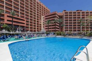 duży basen przed hotelem w obiekcie 797 Holiday Rentals- Apartamento en Sunset frente al mar w mieście Benalmádena
