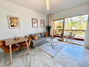 Część wypoczynkowa w obiekcie 797 Holiday Rentals- Apartamento en Sunset frente al mar