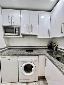 Kuchnia lub aneks kuchenny w obiekcie 797 Holiday Rentals- Apartamento en Sunset frente al mar