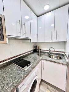 Kuchnia lub aneks kuchenny w obiekcie 797 Holiday Rentals- Apartamento en Sunset frente al mar