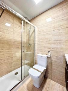 a bathroom with a toilet and a shower at 797 Holiday Rentals- Apartamento en Hotel Sunset Beach frente al mar in Benalmádena