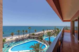 Basen w obiekcie 797 Holiday Rentals- Apartamento en Sunset frente al mar lub w pobliżu