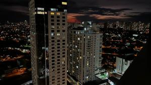 ein hohes Gebäude in einer Stadt in der Nacht in der Unterkunft Flat Brookfield Towers 2309 in Goiânia