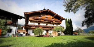 un grande edificio con fiori sul lato di Bauernhof Hanslingerhof a Wörgl