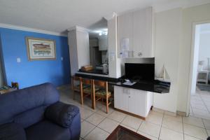 ein Wohnzimmer mit einem Sofa und eine Küche mit einem Tisch in der Unterkunft Boulevard 8 in Margate