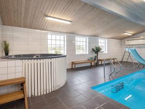 Bazén v ubytování 24 person holiday home in ster Assels nebo v jeho okolí