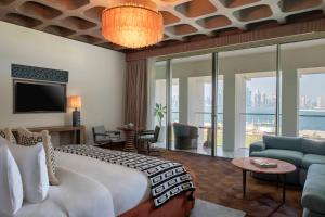Кровать или кровати в номере The Ned Doha