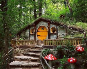 una cabaña en el bosque con techo de hierba en Просторная квартира 2 plus 1 с панорамным видом на море, en Darıca