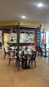 una zona de comedor con mesas y sillas en un restaurante en Hotel Padus Meublè Parma, en San Quirico