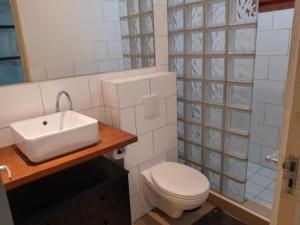 Koupelna v ubytování Kas di Ala apartments