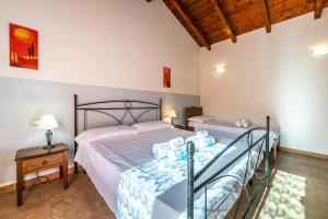 1 dormitorio con 2 camas y techo de madera en Val Paraiso Rooms - Unforgettable Holiday, en Teulada