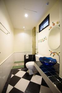 een badkamer met een toilet, een wastafel en een spiegel bij Chanaplace Lanna in Chiang Mai