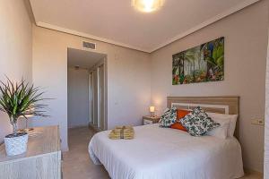Posteľ alebo postele v izbe v ubytovaní 797 HOLIDAY RENTALS - Moderno Piso para 5 con hermosas vistas + 27 fotografií