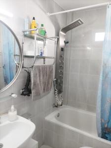 a bathroom with a white tub and a sink at HABITACION EN CHUECA, CENTRO DE MADRID in Madrid