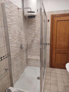 W łazience znajduje się prysznic, toaleta i umywalka. w obiekcie Anna Roma House w Rzymie