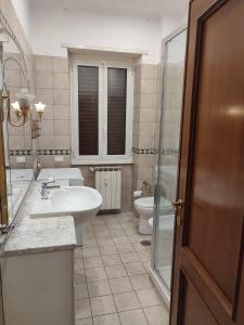 łazienka z umywalką i toaletą w obiekcie Anna Roma House w Rzymie