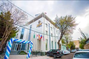 um edifício com um sinal na lateral em Reikartz Xon Tashkent em Tashkent