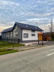 una casa al lado de una carretera con una calle en Kuća za odmor ,,Valvero’’, en Vrbanja