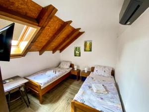 Habitación con 2 camas y TV. en Kuća za odmor ,,Valvero’’, en Vrbanja